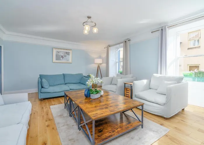 Clovelly House Beautiful 5 Bedroom, 5 Bathroom Home