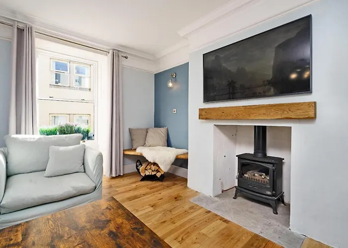 Clovelly House Beautiful 5 Bedroom, 5 Bathroom Home