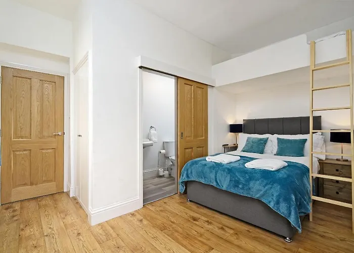 Clovelly House Beautiful 5 Bedroom, 5 Bathroom Home