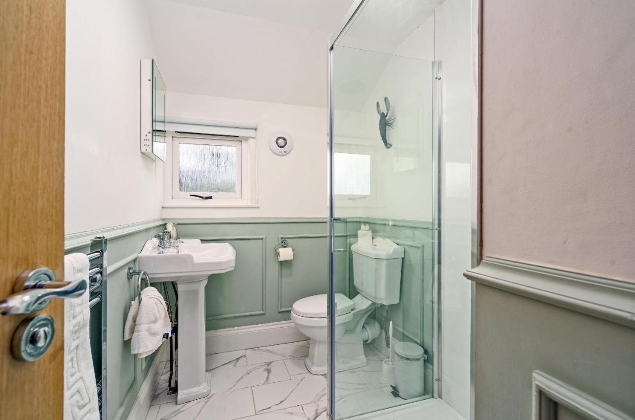 Clovelly House Beautiful 5 Bedroom, 5 Bathroom Holiday home