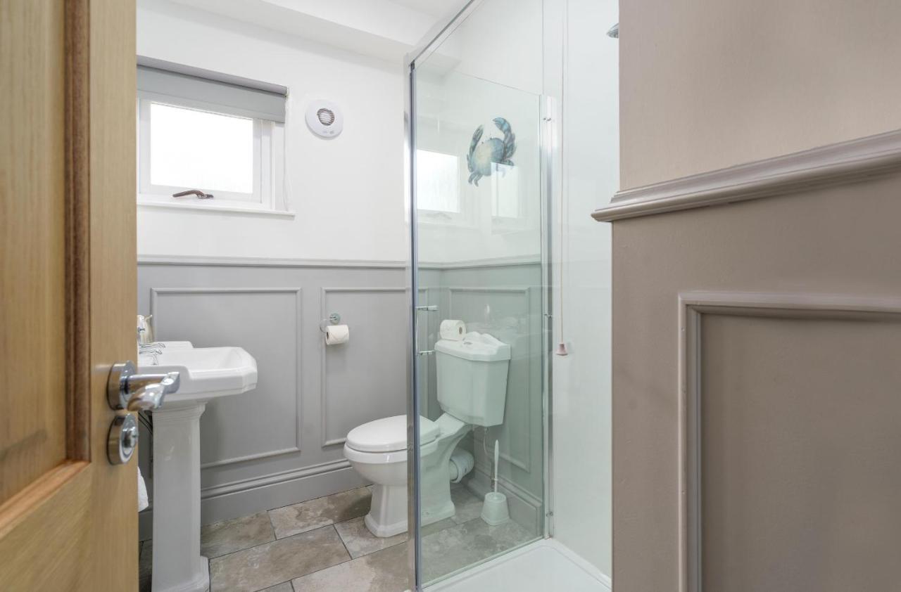 Clovelly House Beautiful 5 Bedroom, 5 Bathroom Holiday home
