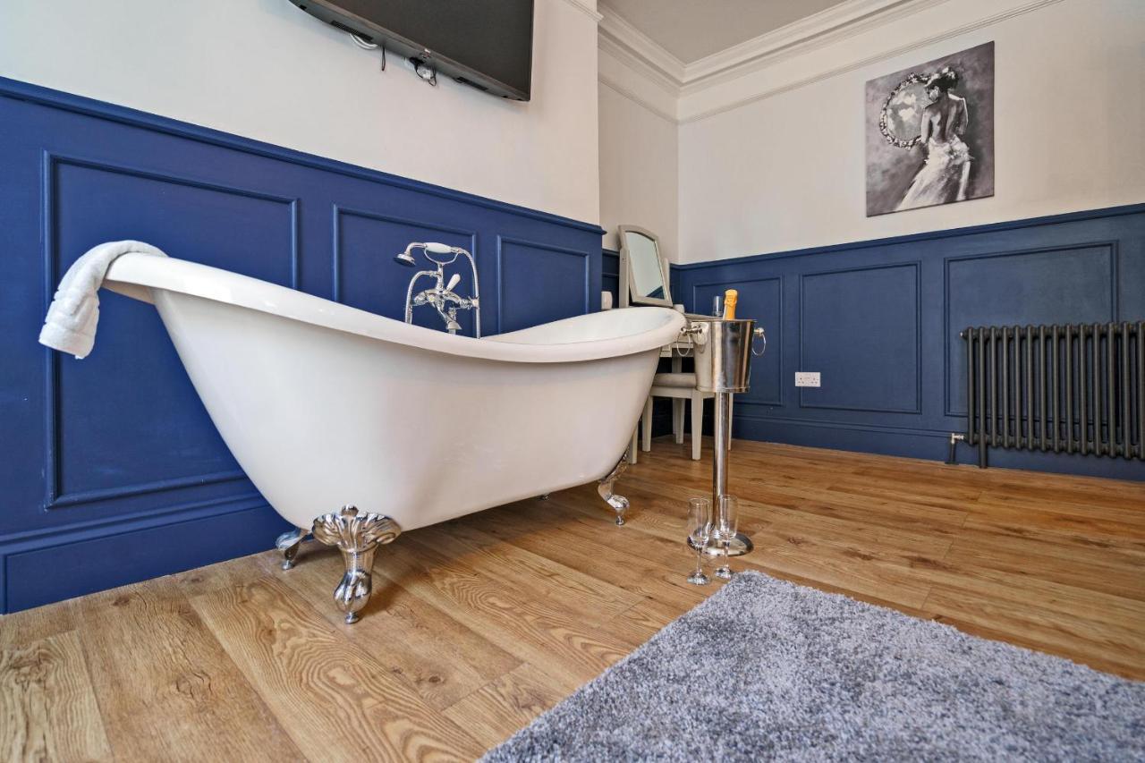 Clovelly House Beautiful 5 Bedroom, 5 Bathroom Holiday home *